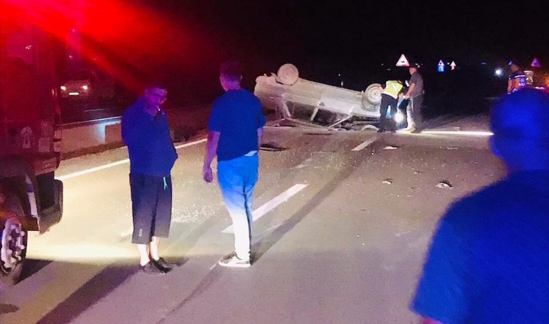 Afyonkarahisar’da kontrolden çıkarak yol ortasına devrilen otomobilde 2 kişi yaralandı.