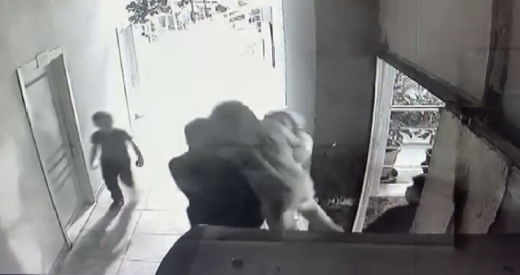 Konya’da bir düğün salonunda yanlarından uzaklaşan çocuğu yakalayan babası olduğu