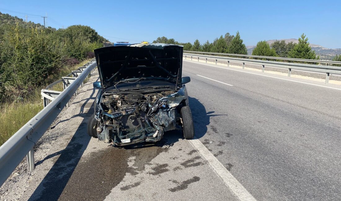 Afyonkarahisar’da refüje girerek bariyerlere çarpan otomobilde ikisi çocuk 4 kişi