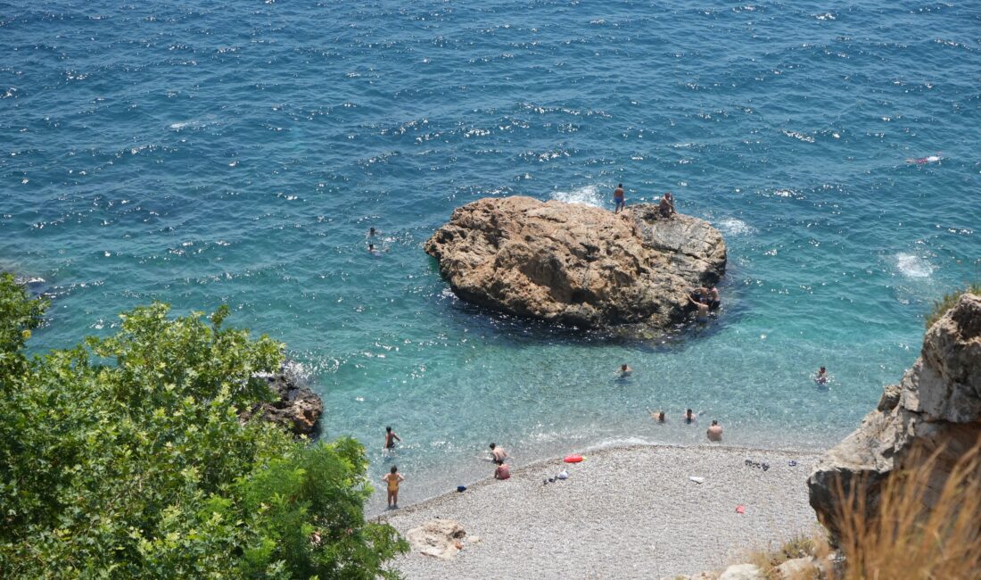Antalya’da hava sıcaklığı termometrede 36 dereceyi gösterirken, nem oranı yüzde