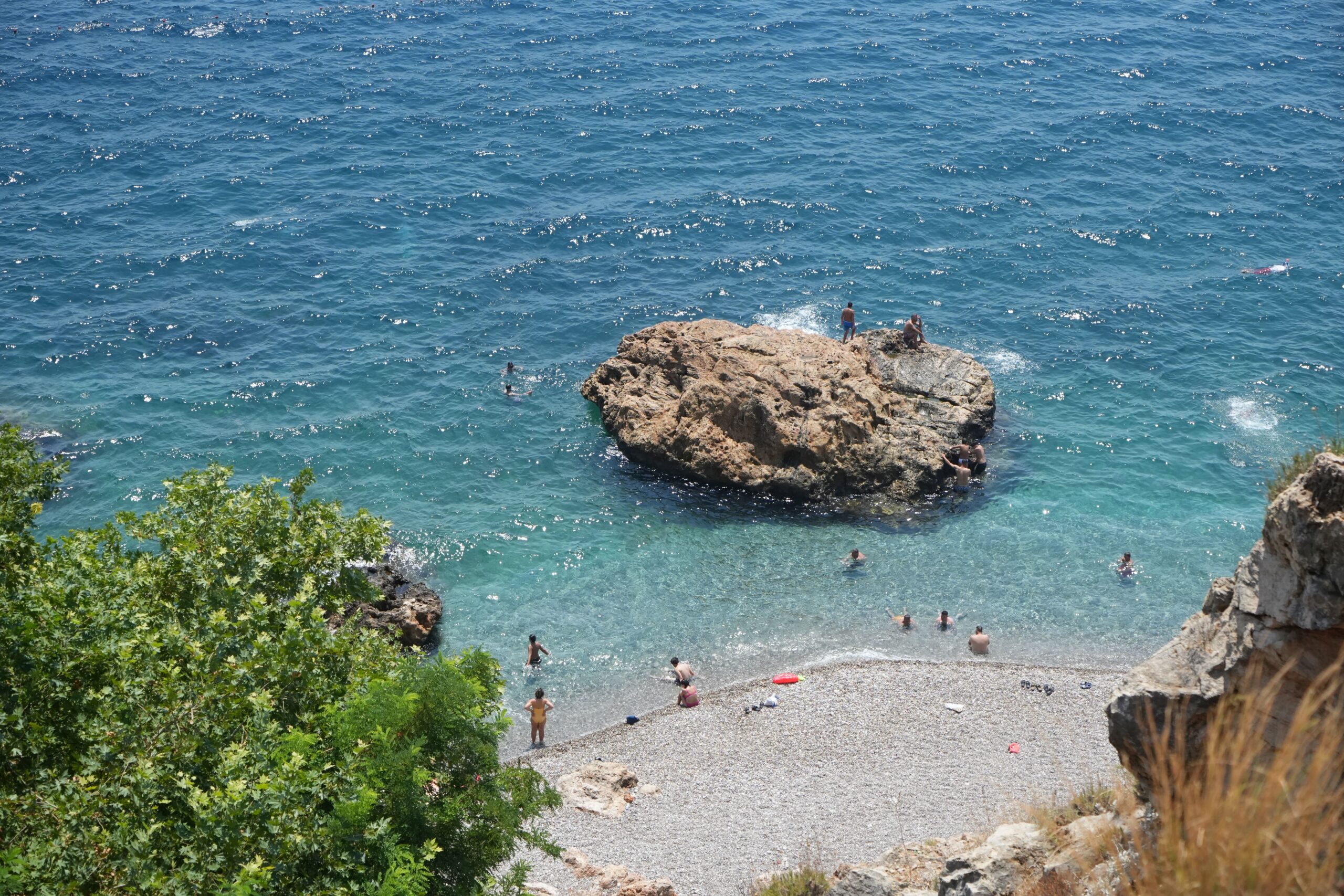 Antalya’da hava sıcaklığı termometrede 36 dereceyi gösterirken, nem oranı yüzde