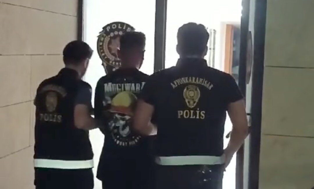 Afyonkarahisar’da girdiği 3 işyerinden hırsızlık yapan şahıs polisin takibi sonrası