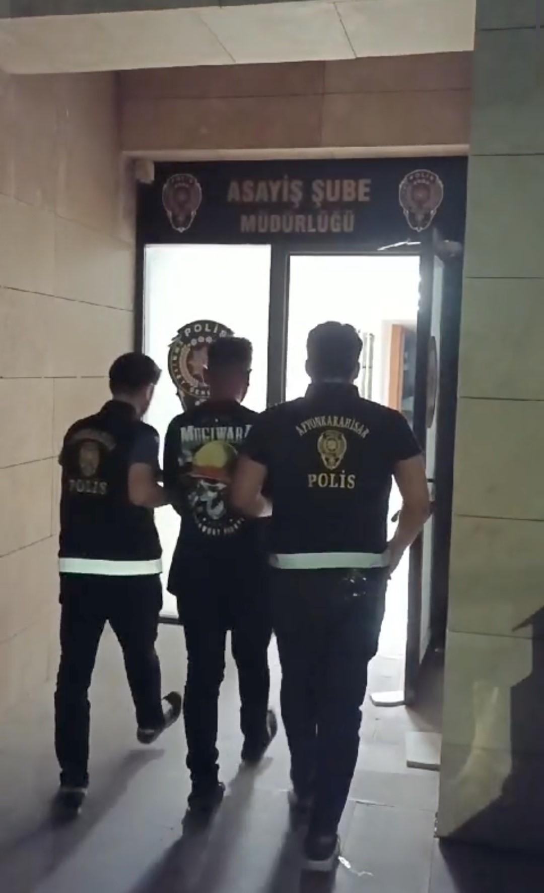 Afyonkarahisar’da girdiği 3 işyerinden hırsızlık yapan şahıs polisin takibi sonrası