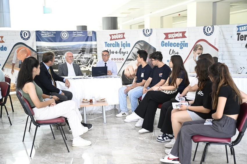   Uşak Üniversitesi Rektörü Prof. Dr. Ekrem Savaş, göreve geldiğinde