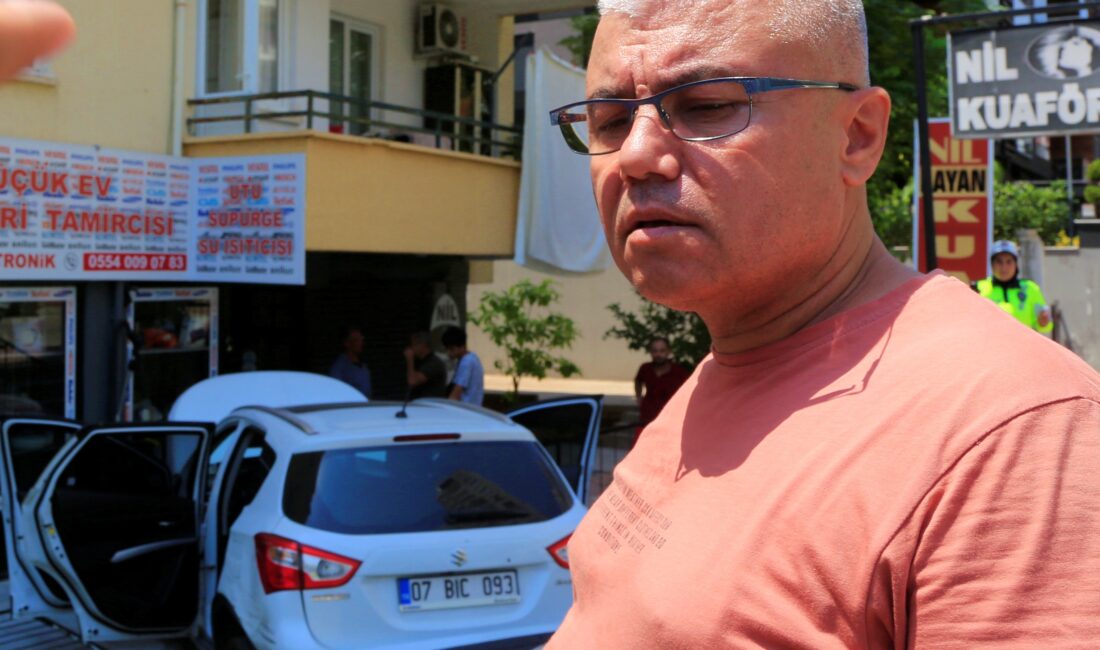 Antalya’da meydana gelen trafik kazasında yol üzerindeki bir apartmanın bahçesine