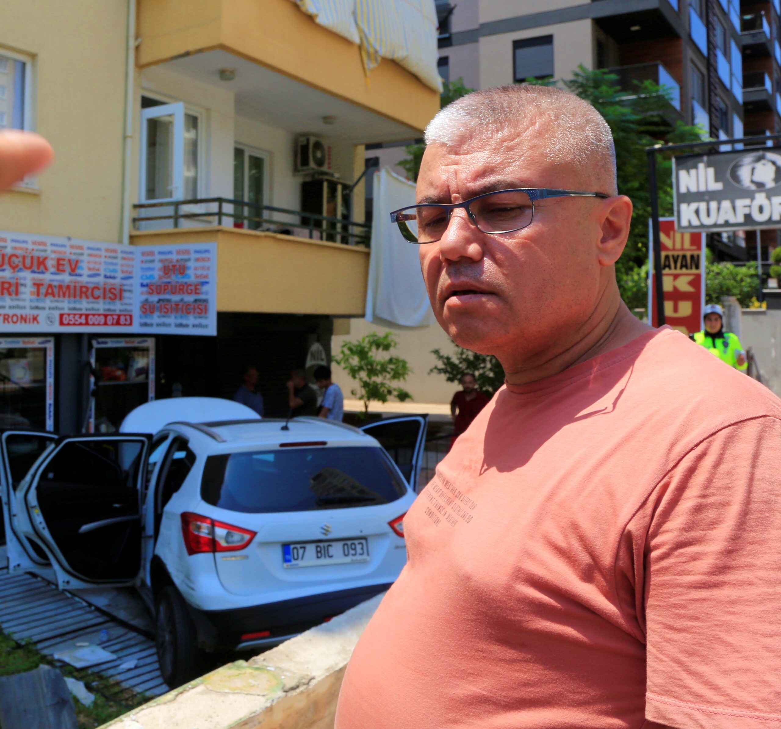 Antalya’da meydana gelen trafik kazasında yol üzerindeki bir apartmanın bahçesine