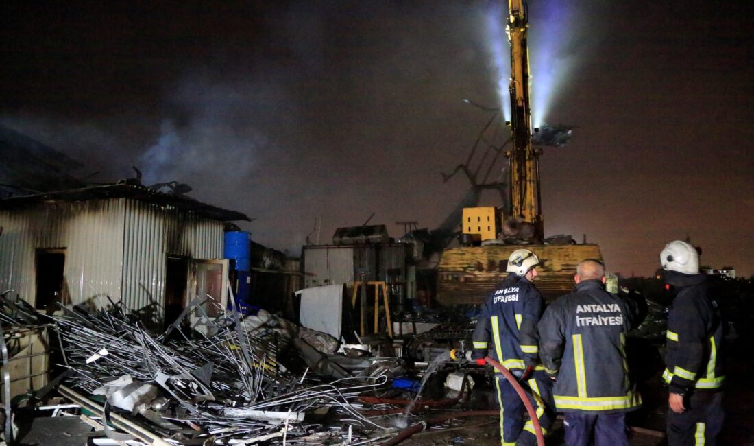Antalya’da hurda malzemelerin bulunduğu bir işletmede çıkan yangın paniğe neden