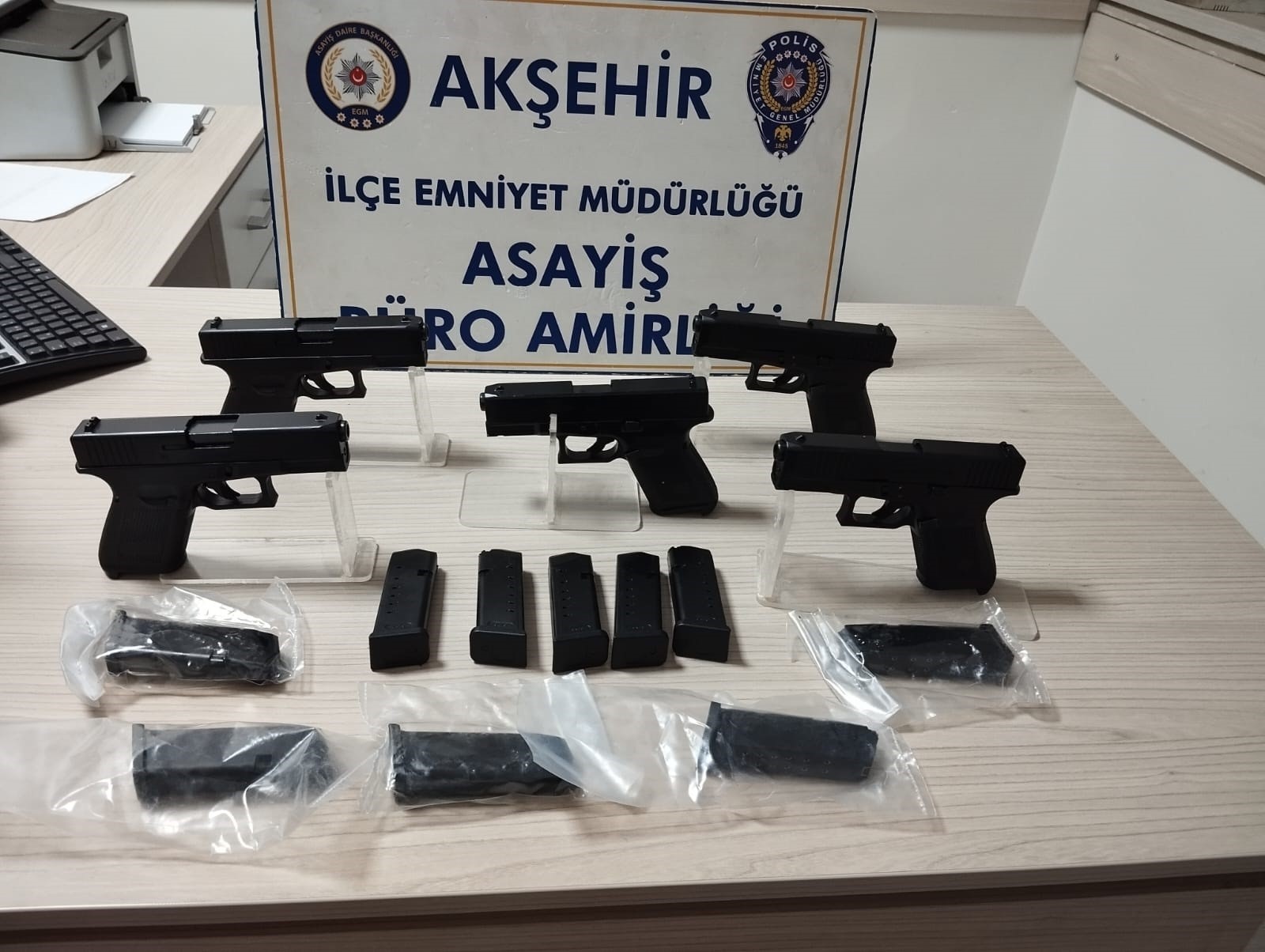   Konya’nın Akşehir ilçesinde polisin silah kaçakçılarına yönelik düzenlediği operasyonda