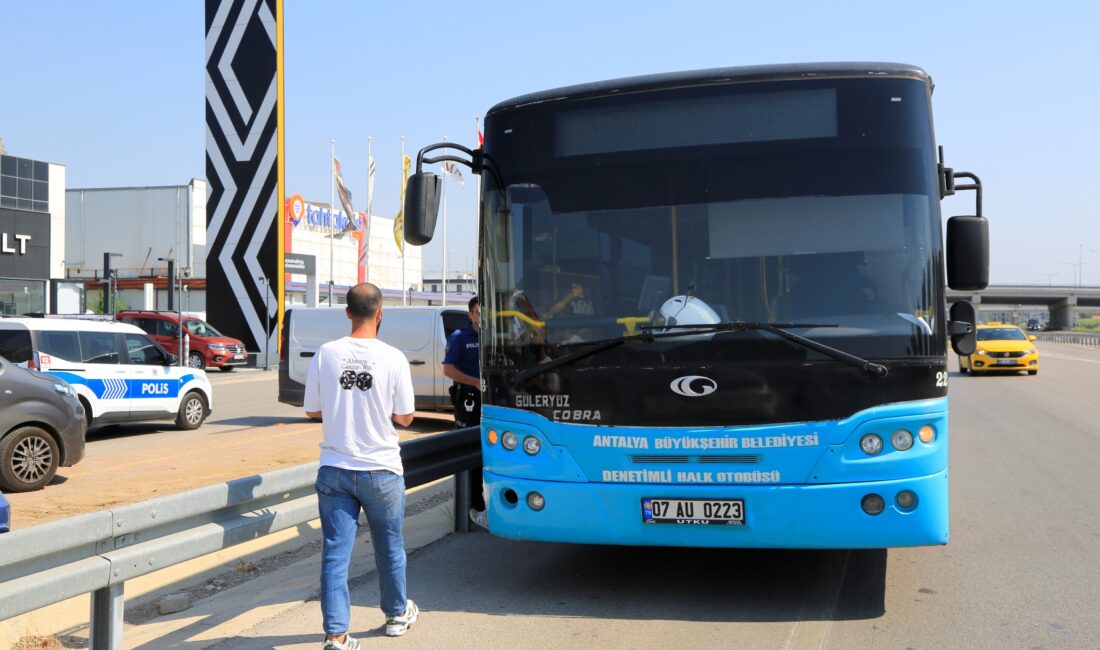 Antalya’da trafikte tartıştığı şoförün kullandığı halk otobüsünün önüne aracını kıran