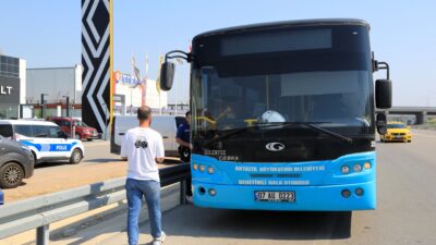 Antalya’da trafikte tartıştığı şoförün kullandığı halk otobüsünün önüne aracını kıran