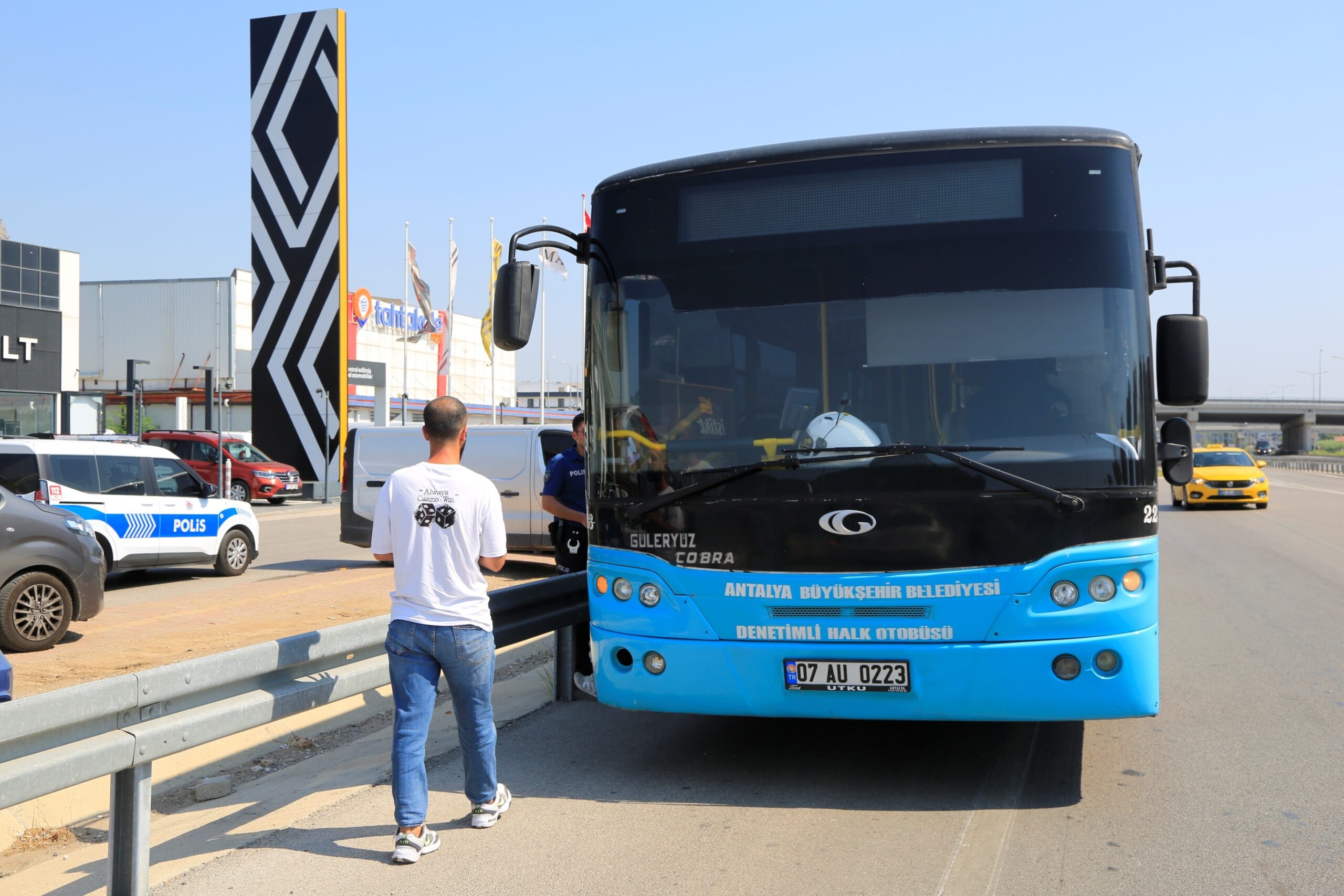 Antalya’da trafikte tartıştığı şoförün kullandığı halk otobüsünün önüne aracını kıran