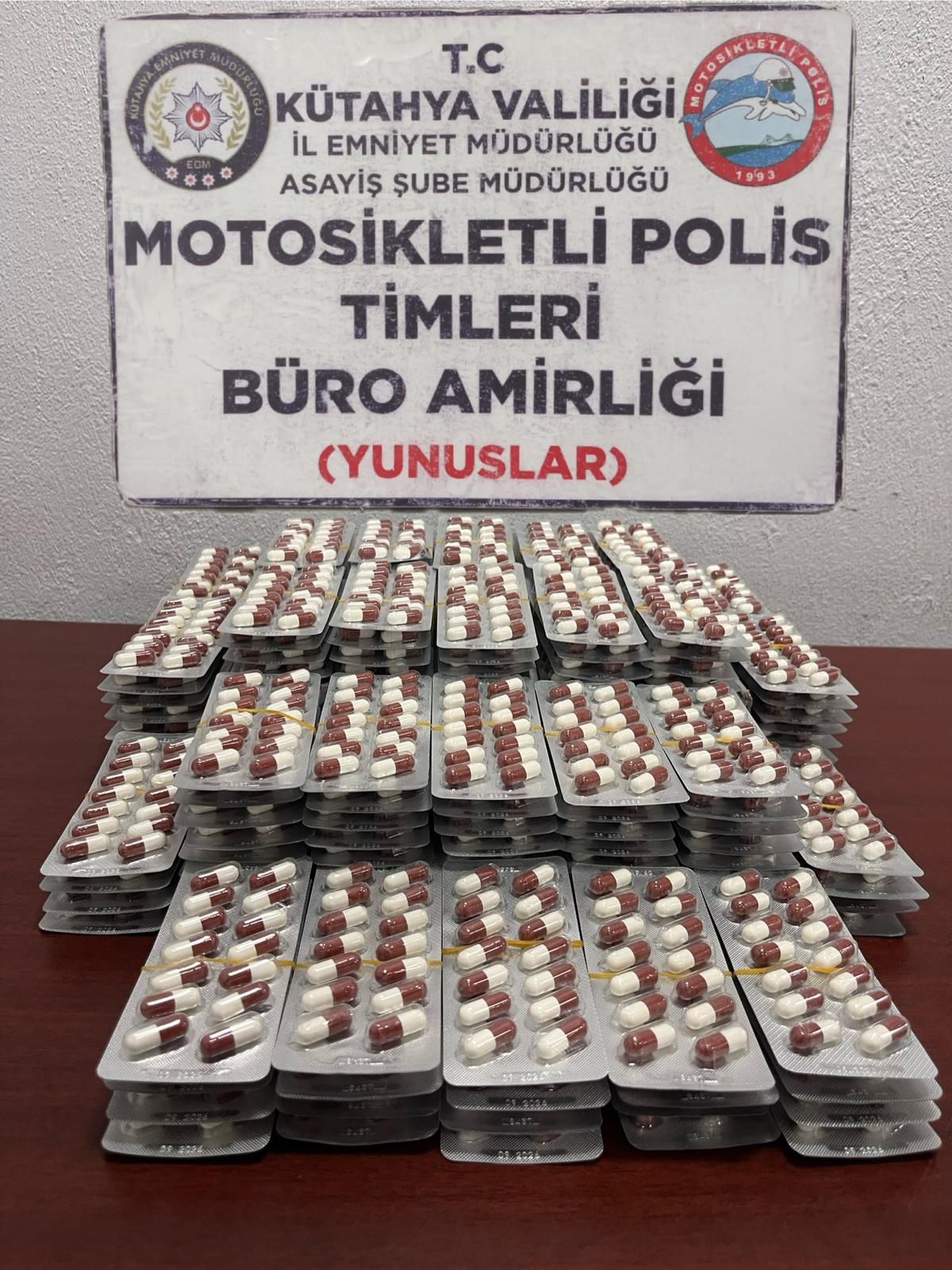 Kütahya’da, bulundukları araçta 1960 adet uyuşturucu hap ele geçirilen çift