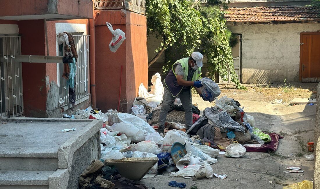Afyonkarahisar’da içinde uzun süredir atık biriktirildiği belirlenen evden 1 kamyonet