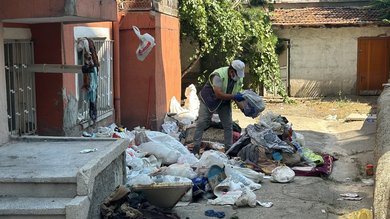 Afyonkarahisar’da içinde uzun süredir atık biriktirildiği belirlenen evden 1 kamyonet