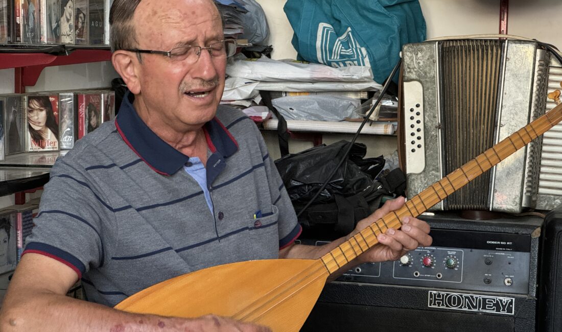 Afyonkarahisar’ın Çay ilçesinde yaşayan 66 yaşındaki ses ve bağlama sanatçısı