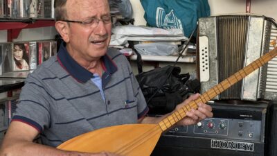 Afyonkarahisar’ın Çay ilçesinde yaşayan 66 yaşındaki ses ve bağlama sanatçısı