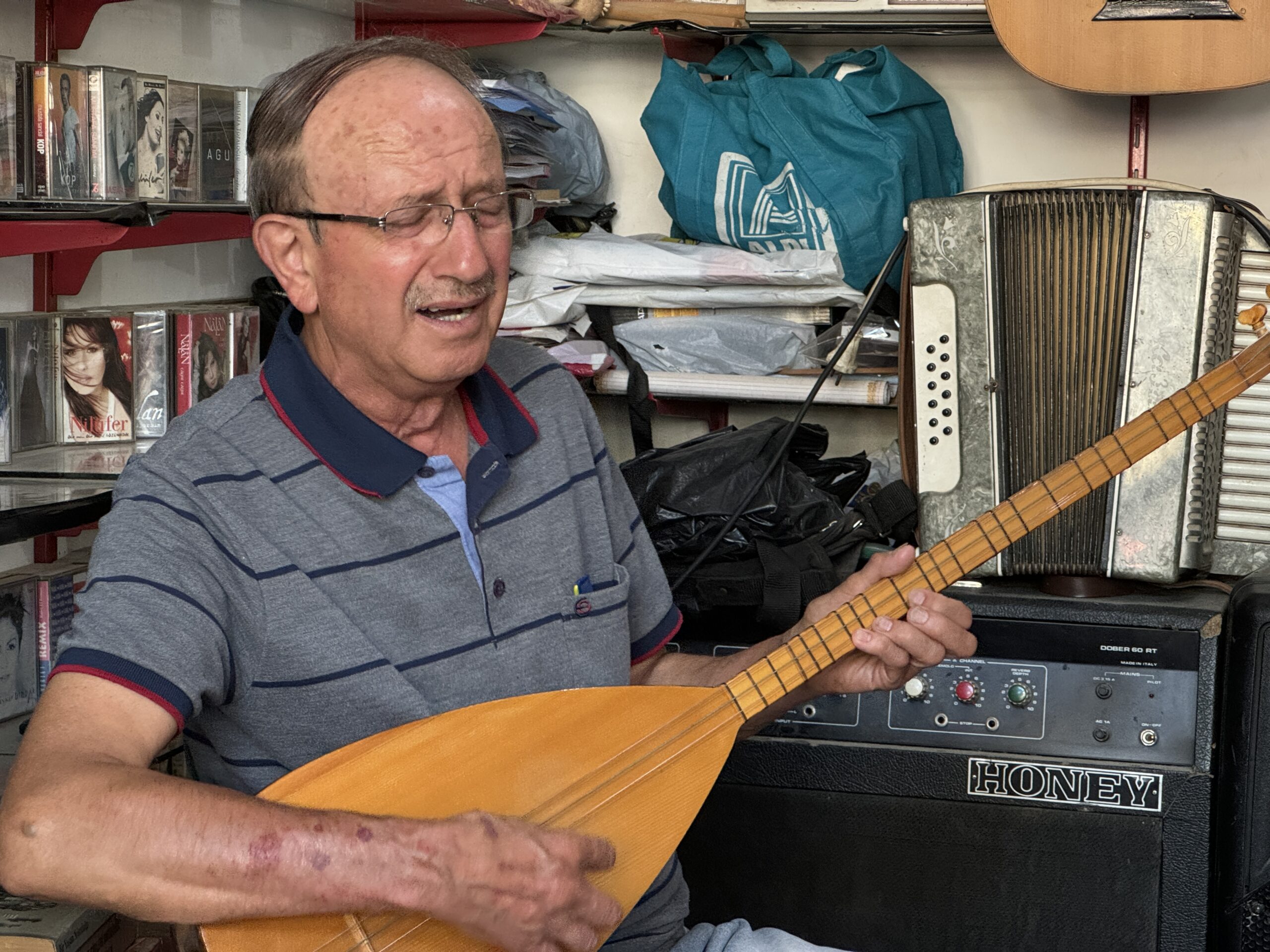 Afyonkarahisar’ın Çay ilçesinde yaşayan 66 yaşındaki ses ve bağlama sanatçısı