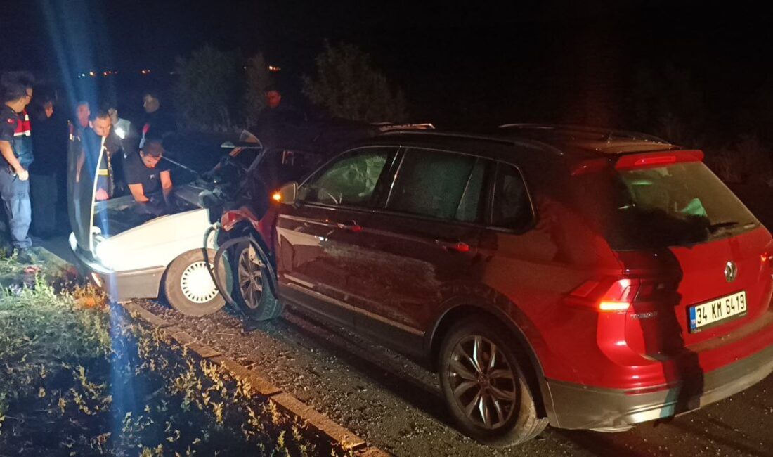 Afyonkarahisar’ın Sandıklı ilçesinde, iki otomobilin çarpışması sonucu 2 kişi yaşamını