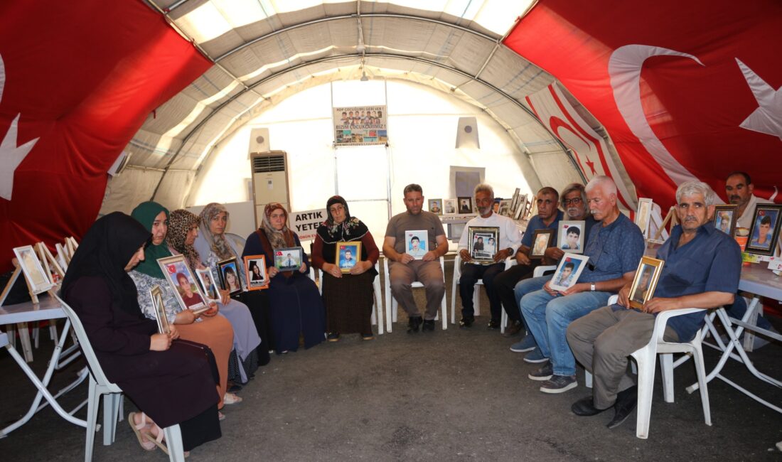 Diyarbakır annelerinin evlat nöbeti bin 795. gününde kararlılıkla devam ediyor Çocukları terör örgütü PKK mensuplarınca kandırılarak dağa kaçırılan ailelerin evlat