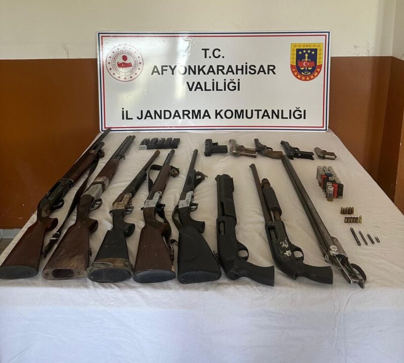 Afyonkarahisar’da sosyal medya üzerinden silah satmaya çalışan bir şahıs jandarmanın