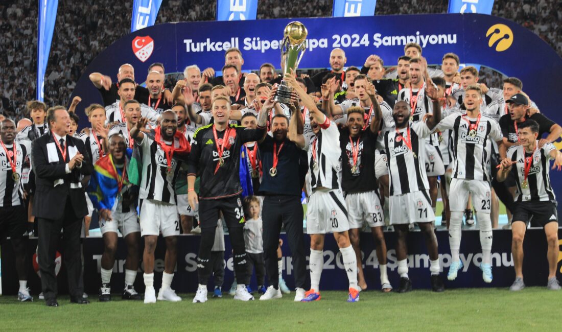 Turkcell Süper Kupa mücadelesinde Galatasaray’ı 5-0 yenen Beşiktaş, düzenlenen törenle kupasını