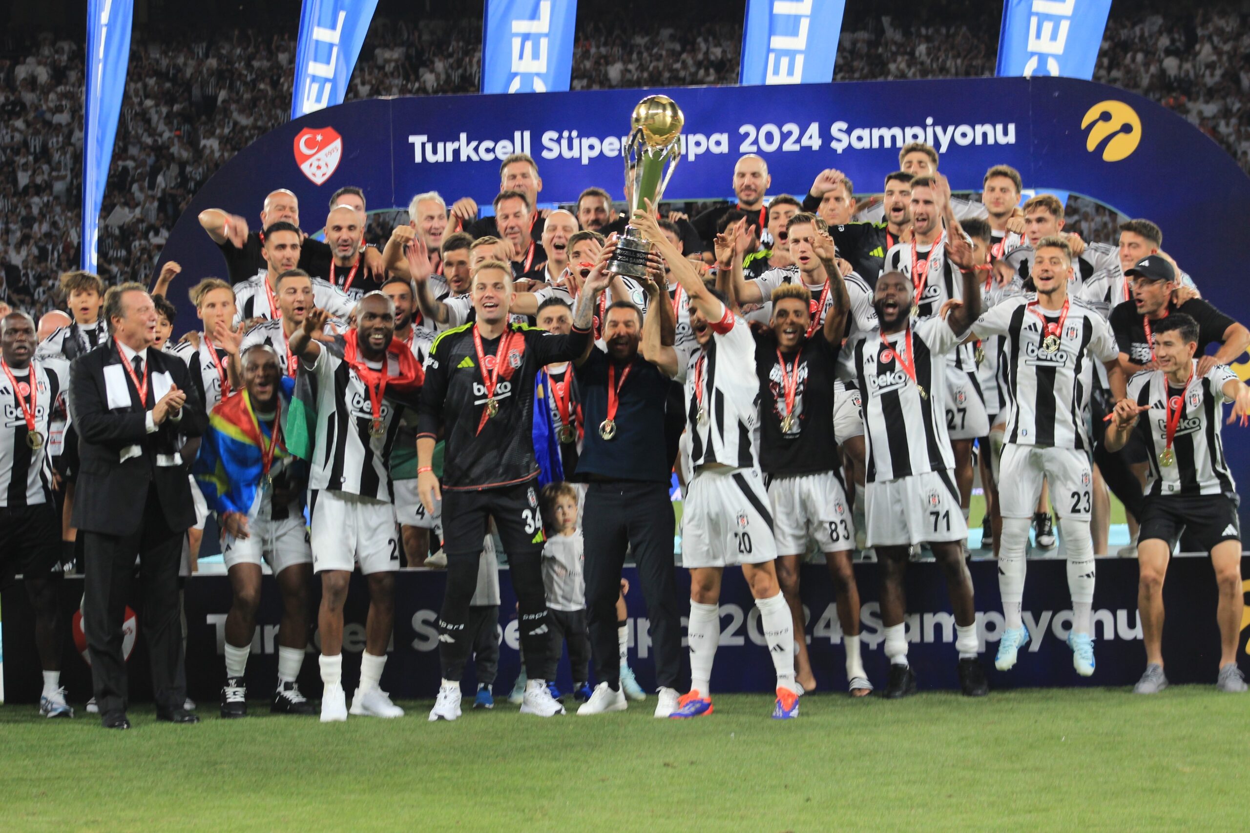 Turkcell Süper Kupa mücadelesinde Galatasaray’ı 5-0 yenen Beşiktaş, düzenlenen törenle kupasını