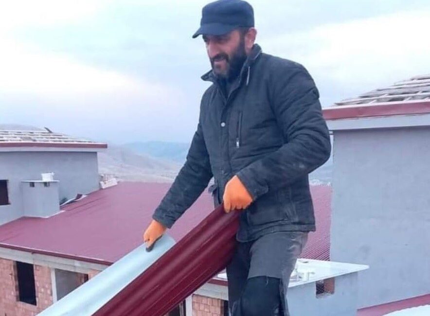 Çatıdan düşen 1 kişi hayatını kaybetti! Bayburt’ta bir binanın çatısını yenildiği esnada boşluğa düşerek ağır yaralanan