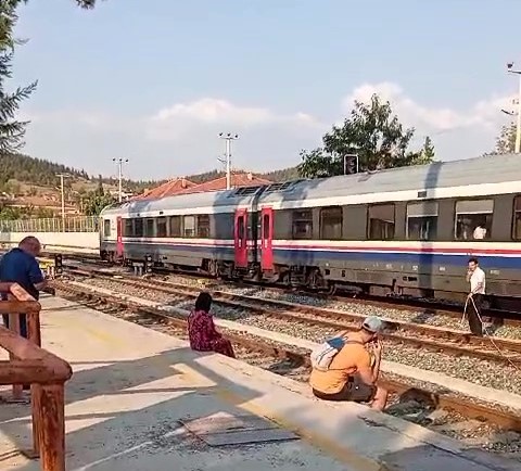 İzmir-Isparta seferini yapan Göller Ekspresi, Denizli’nin Honaz ilçesinde arıza yaptı.