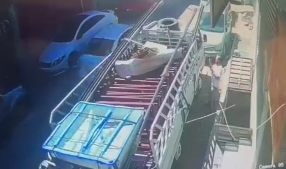 Gaziantep’te nakliyecilik yapan 43 yaşındaki Mehmet Kılıç, nakliye arabasındaki halatı
