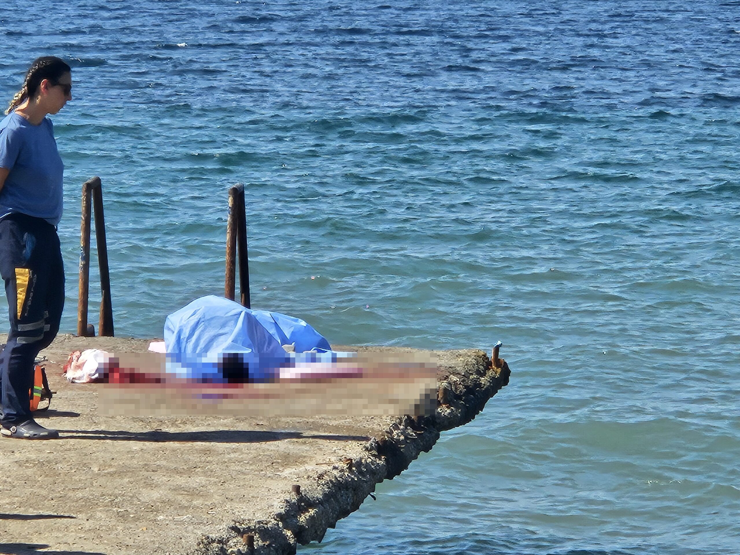 İzmir’in Foça ilçesinde, iskeleden denize atladıktan sonra dibe çakıldığı iddia