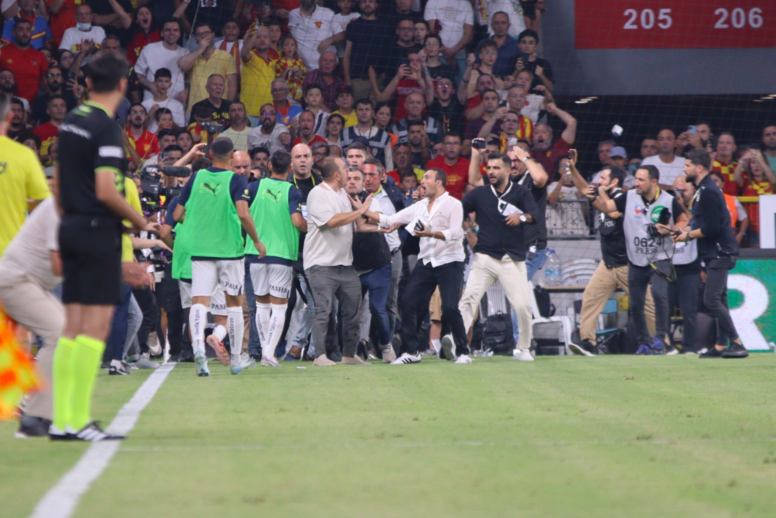 Göztepe Spor Kulübü, Fenerbahçe maçında yaşanan olaylardan dolayı Profesyonel Futbol