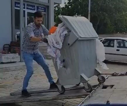 Afyonkarahisar’da oturduğu mahallede çöplerin yaklaşık bir haftadır toplanmamasına kızan vatandaş,