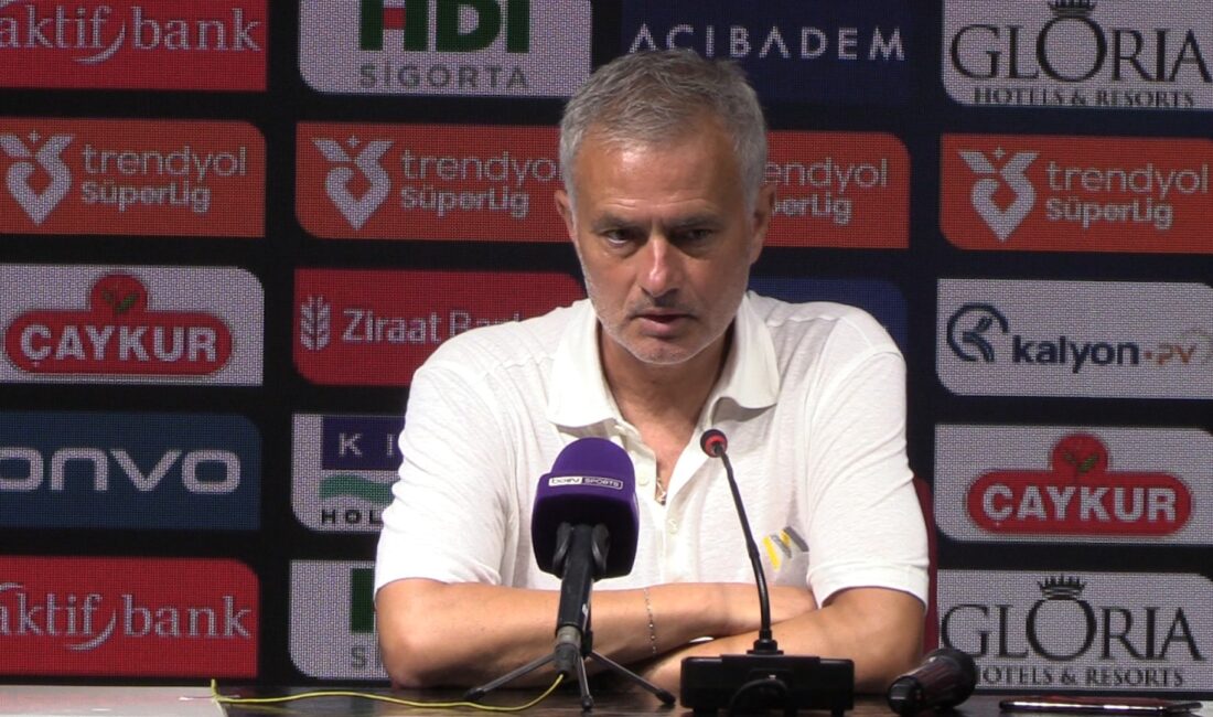 Fenerbahçe Teknik Direktörü Jose Mourinho, oyunculara yapılan tepkilere dikkat çekerek,
