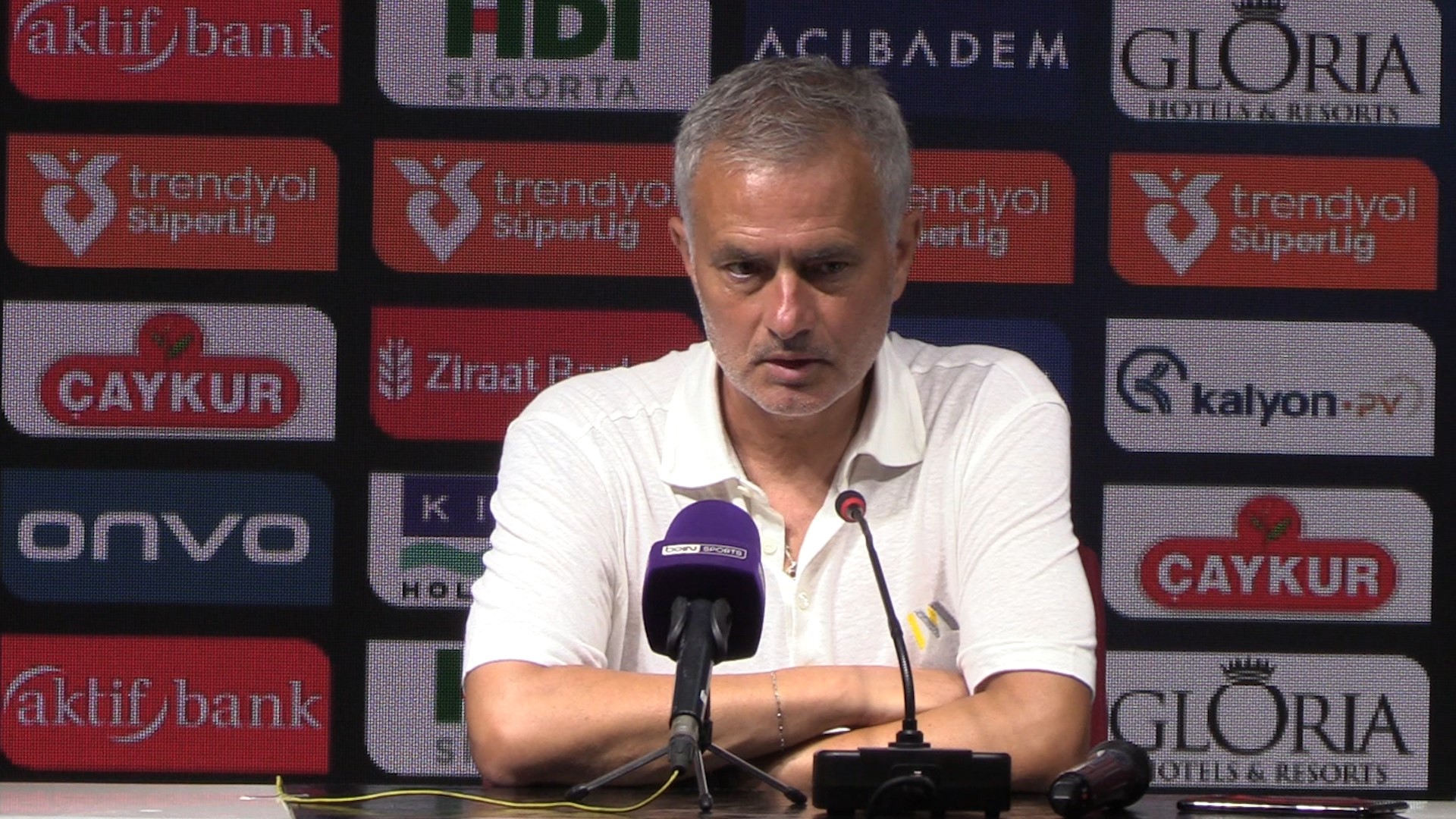 Fenerbahçe Teknik Direktörü Jose Mourinho, oyunculara yapılan tepkilere dikkat çekerek,