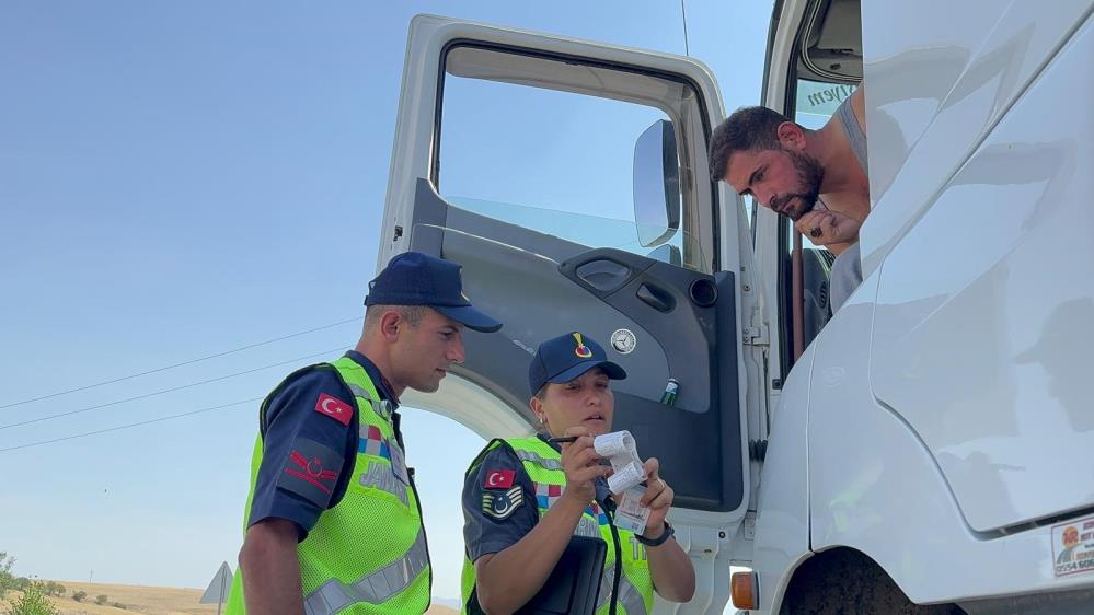 Afyon Bolvadin’de İl Jandarma Komutanlığı tarafından yük taşıyan araçlarla ilgili