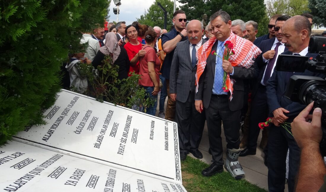CHP Genel Başkanı Özgür Özel, Kütahya’nın Dumlupınar ilçesindeki Dumlupınar Şehitliği’ni