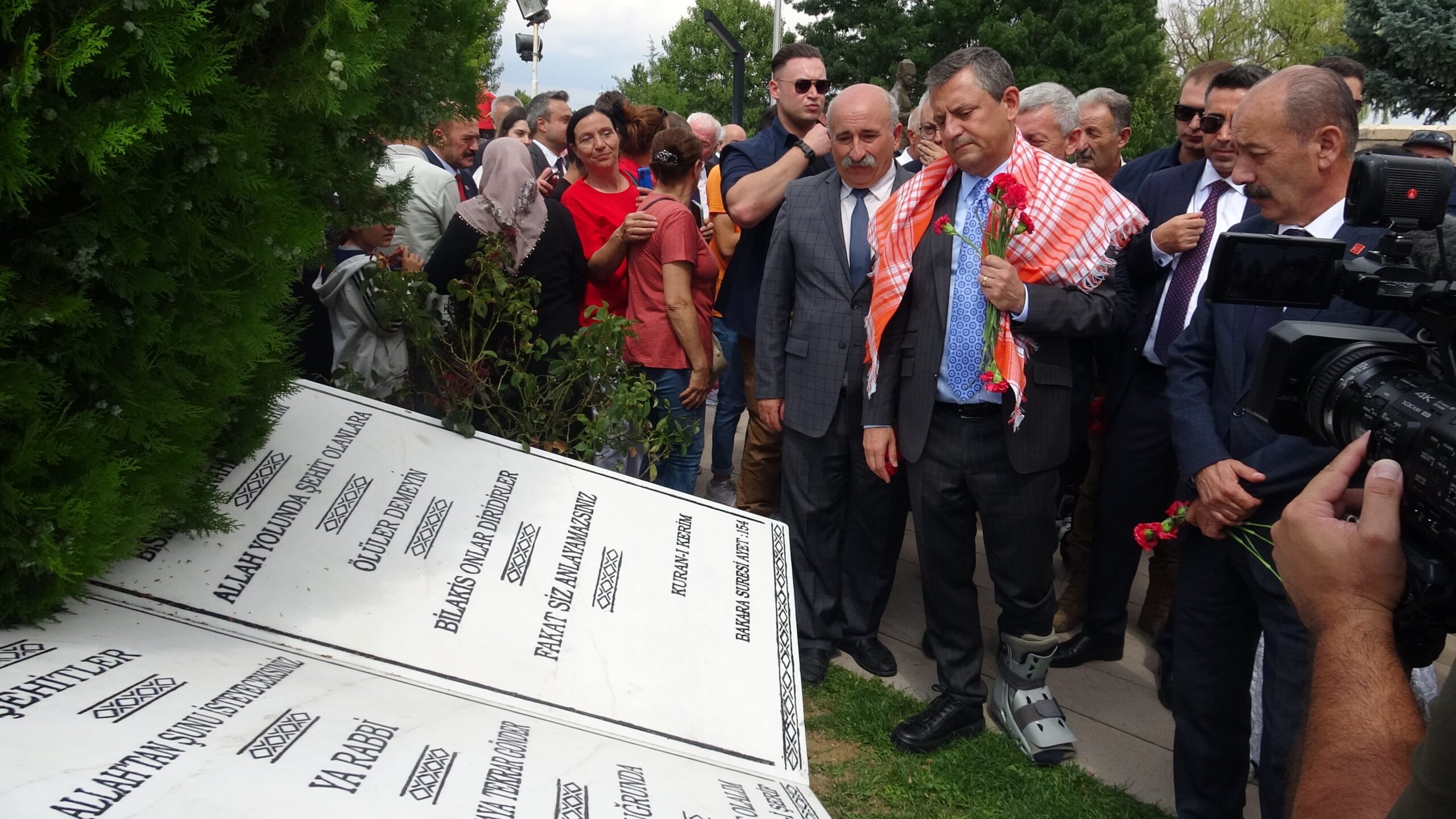 CHP Genel Başkanı Özgür Özel, Kütahya’nın Dumlupınar ilçesindeki Dumlupınar Şehitliği’ni