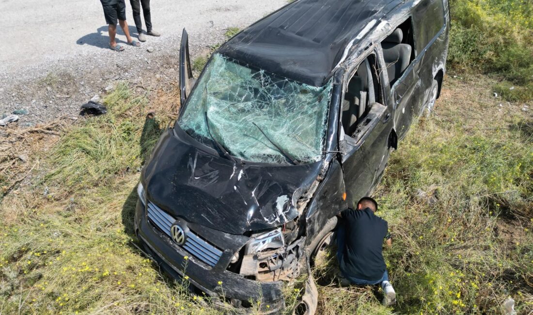 Üzücü Kaza: Afyonkarahisar’da Minibüs Şarampole Yuvarlandı – 1 Ölü, 2