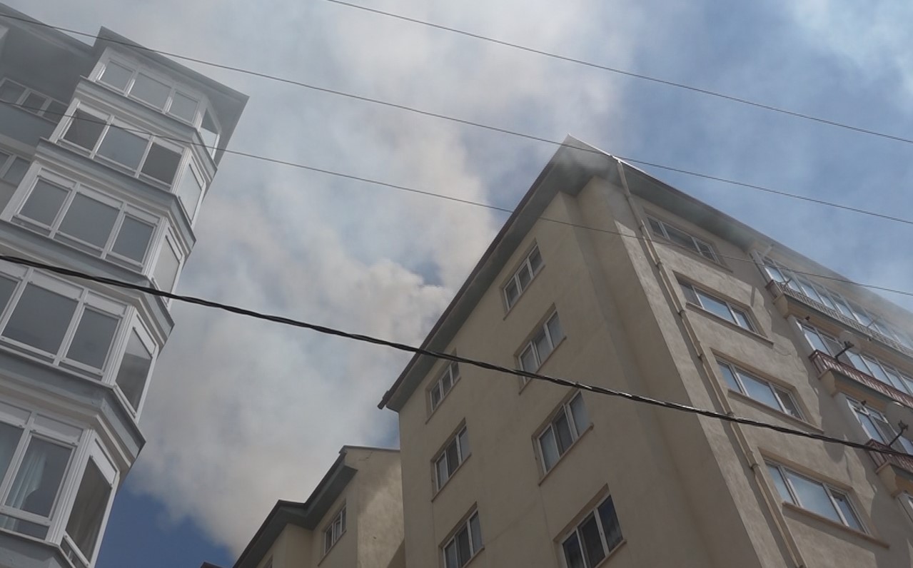 Afyonkarahisar’ın Maliye kavşağının yakın bir noktasında bulunan 6 katlı apartmanın