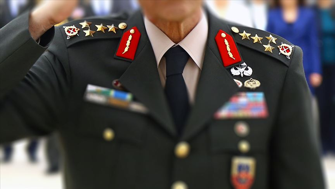 * 23 general ve amiral bir üst rütbeye, 77 albay