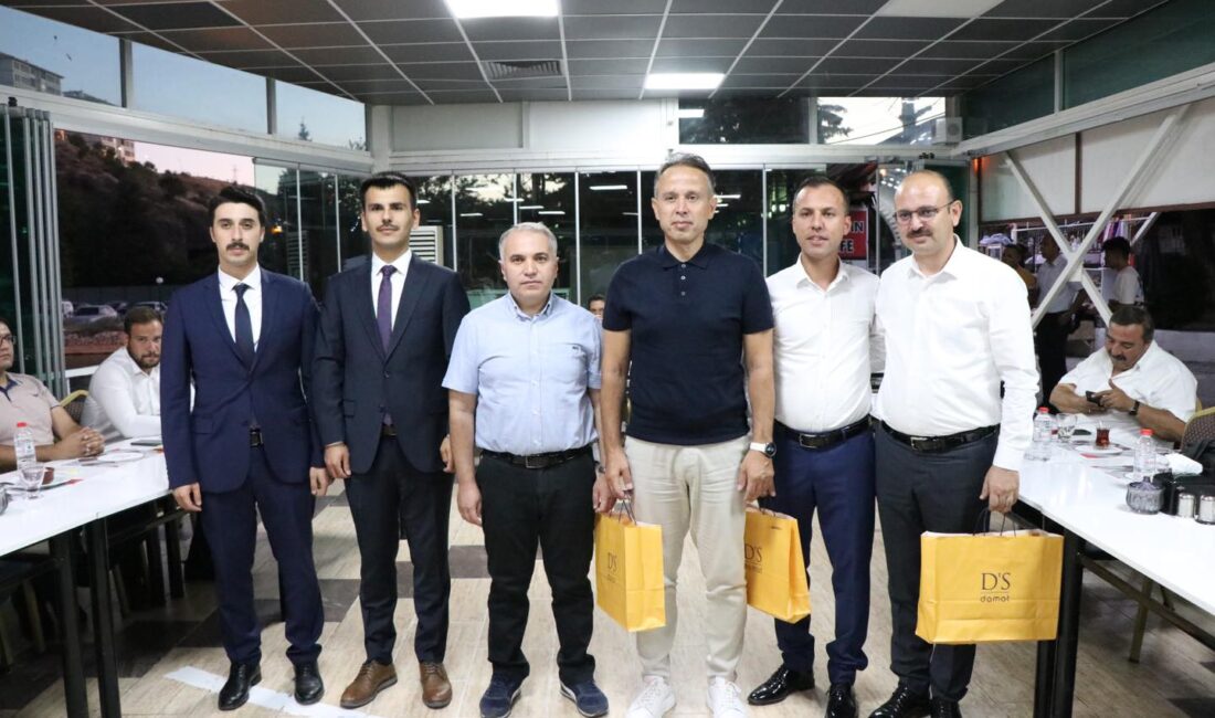 Dinar Belediye Başkanı Veysel Topçu, eşi Aydan Topçu, İlçe Kaymakamı