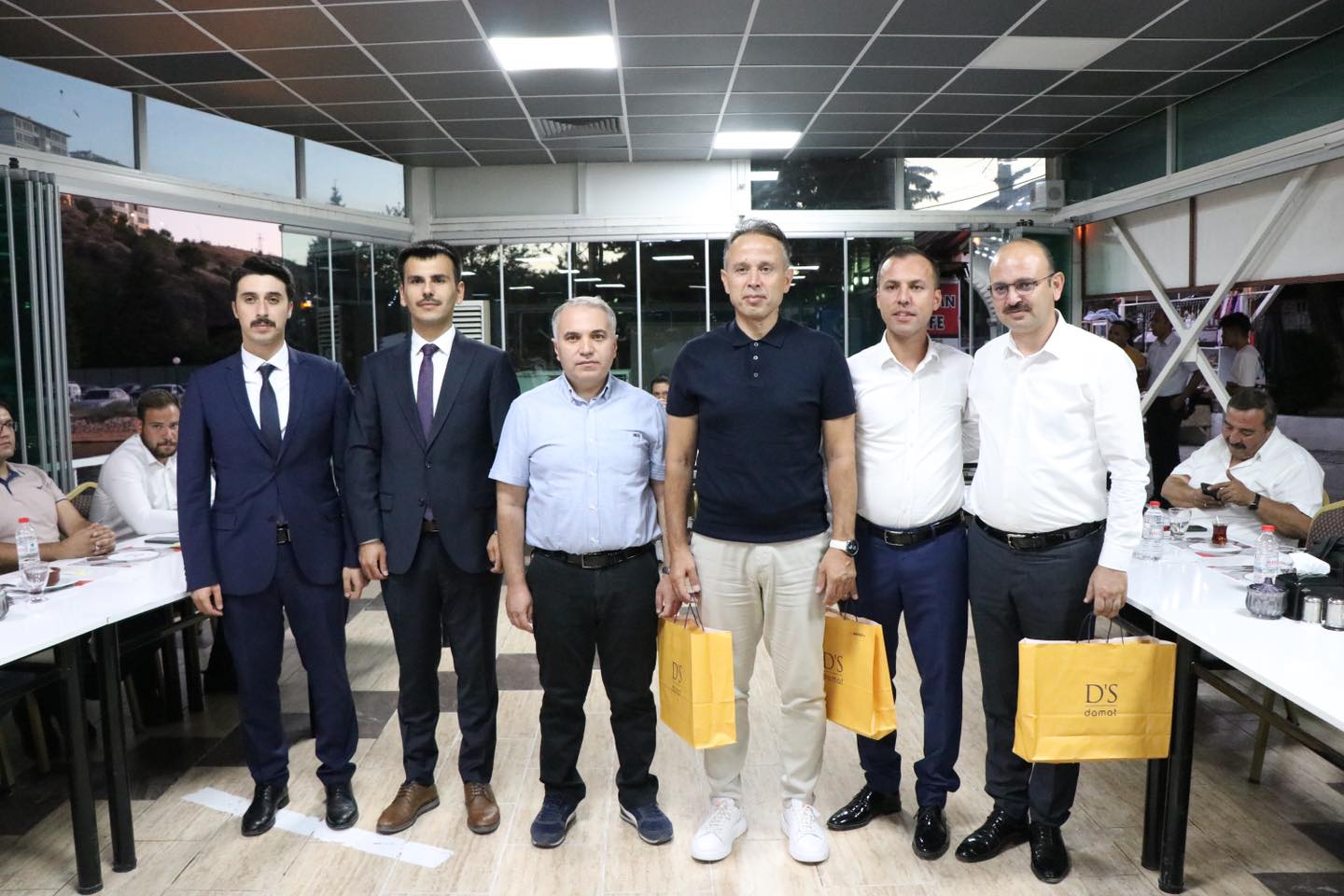 Dinar Belediye Başkanı Veysel Topçu, eşi Aydan Topçu, İlçe Kaymakamı