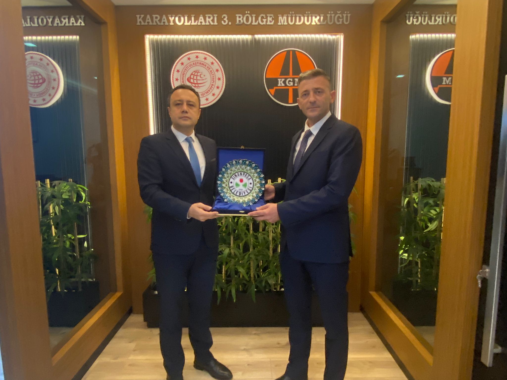 Sinanpaşa Belediye Başkanı Tolga Yıldırım, bölgenin gelişimine katkıda bulunmayı sürdürüyor.