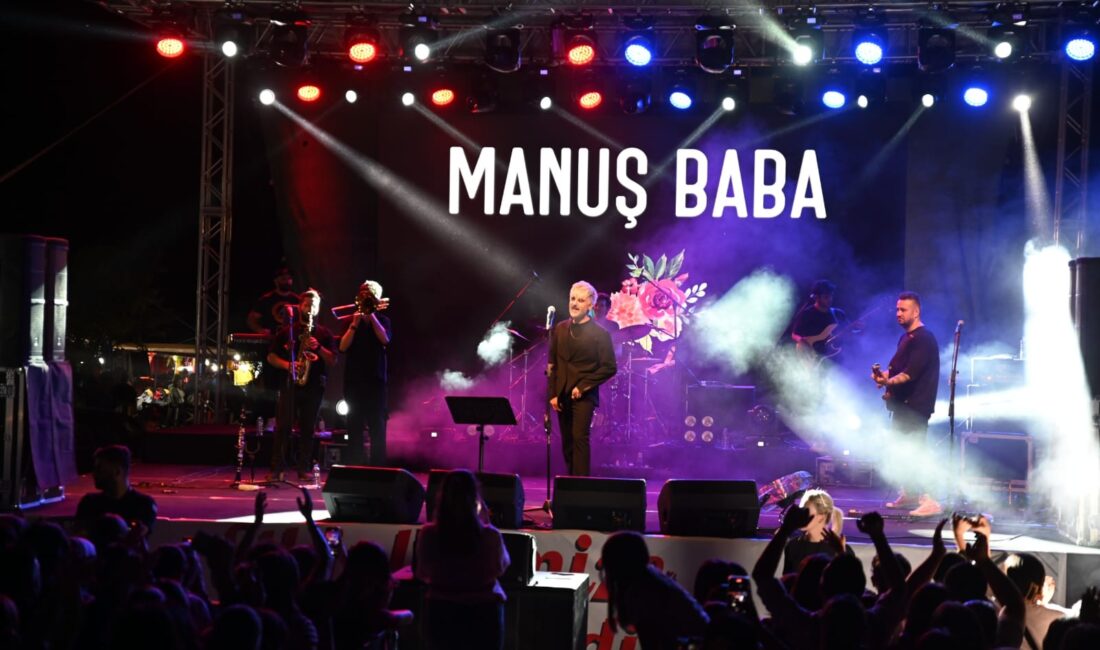   Ünlü şarkıcı Manuş Baba, bu yıl 17’ncisi düzenlenen Emirdağ