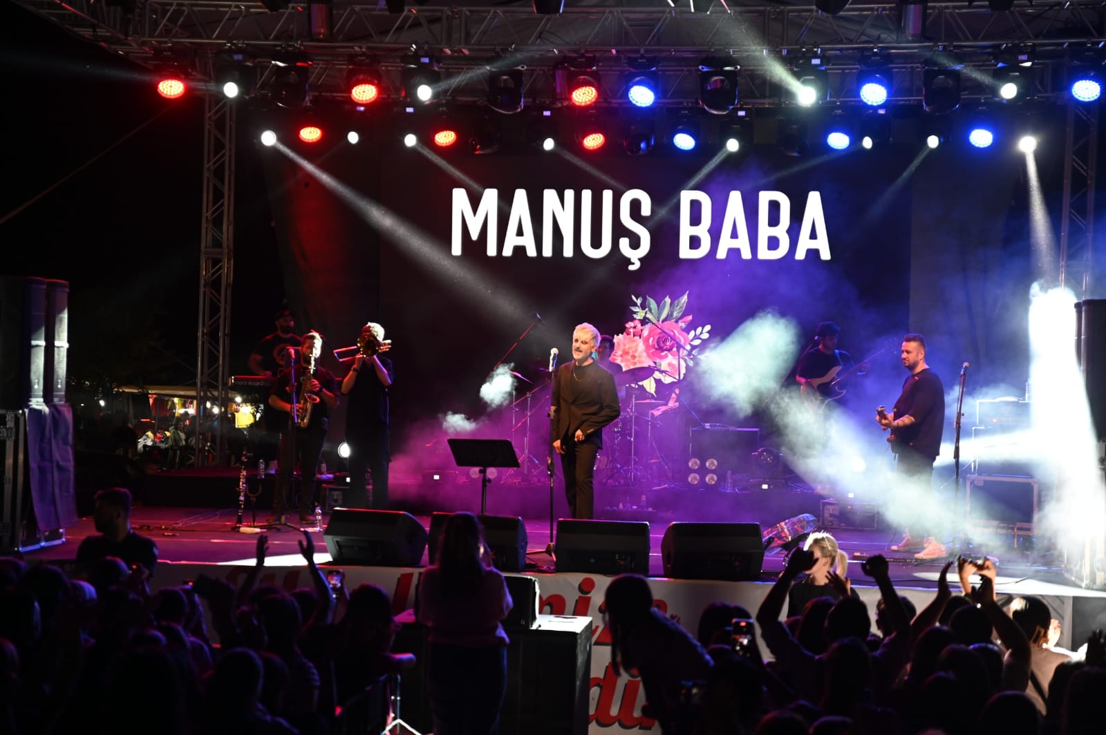   Ünlü şarkıcı Manuş Baba, bu yıl 17’ncisi düzenlenen Emirdağ
