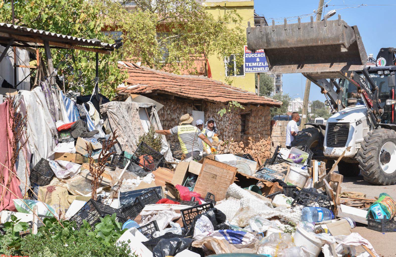 Antalya Kepez Belediyesi, Güneş ve Hüsnü Karakaş mahallelerinde evlerin bahçesinde