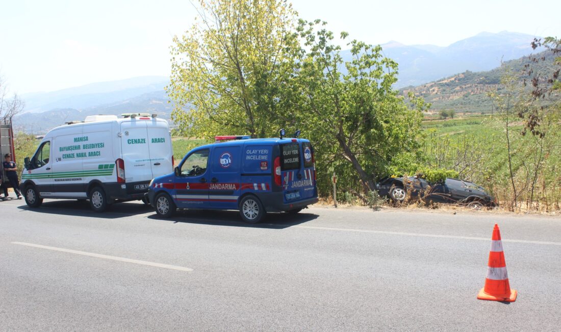 Manisa’nın Salihli ilçesinde sürücüsünün kontrolünden çıkan otomobilin yol kenarındaki ağaca
