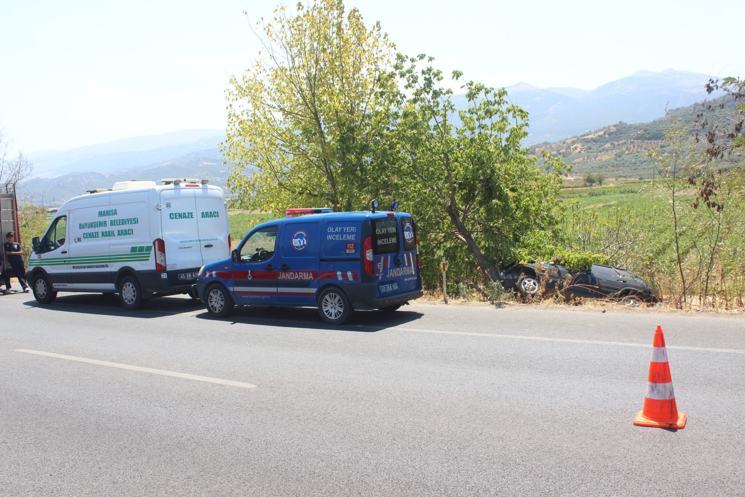 Manisa’nın Salihli ilçesinde sürücüsünün kontrolünden çıkan otomobilin yol kenarındaki ağaca