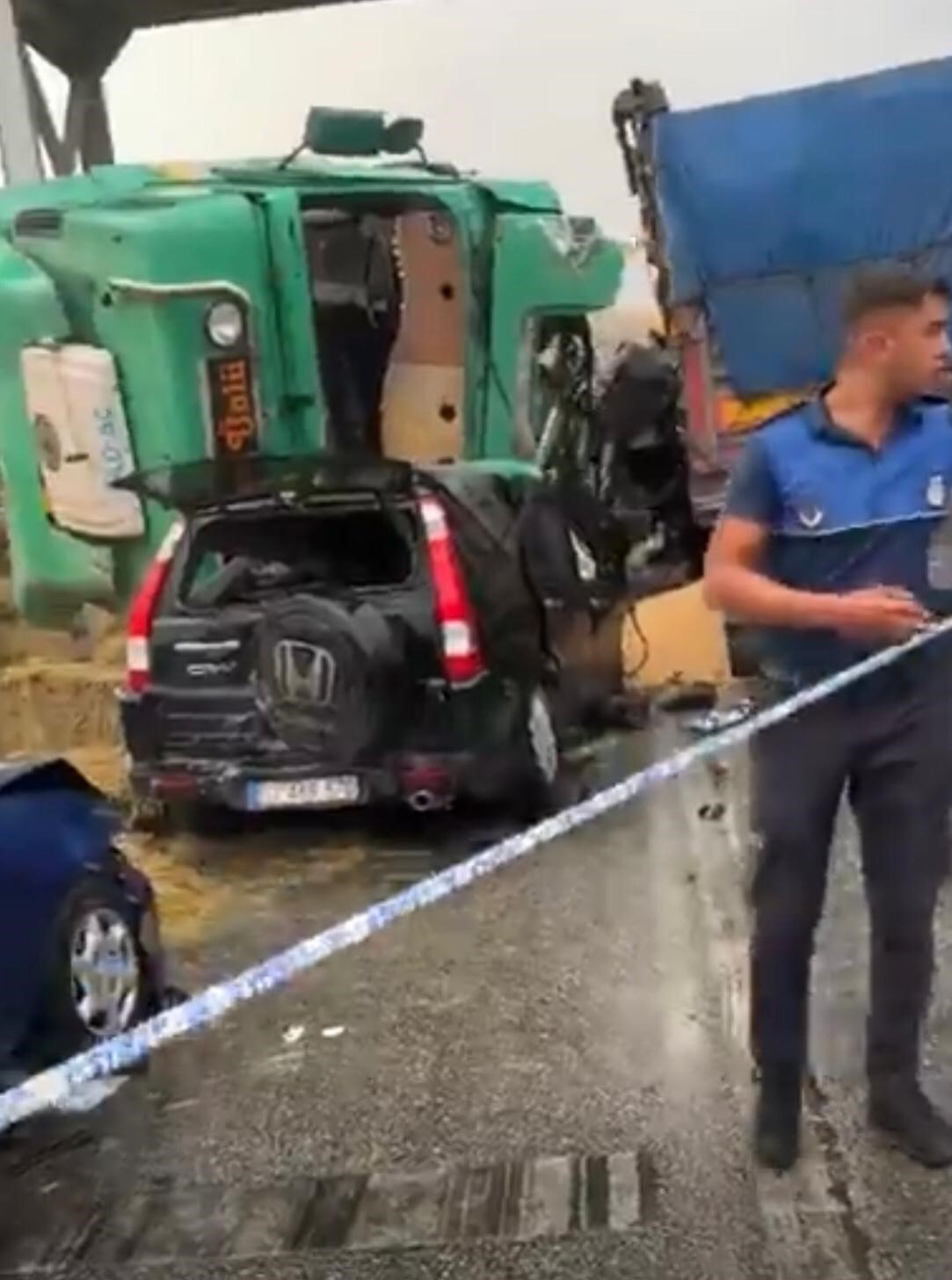 Afyonkarahisar’ın Dinar ilçesinde 9 aracın karıştığı zincirleme trafik kazasında 2