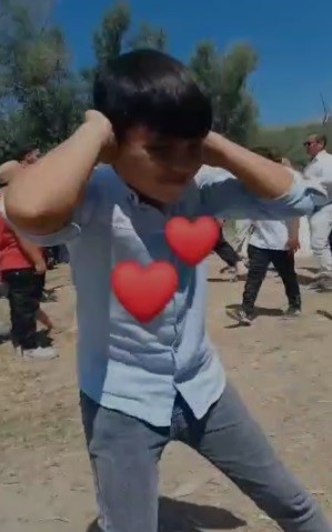 Afyonkarahisar’da gerçekleştirilen bir kır düğünde magandalar ellerine aldıkları pompalı tüfekler